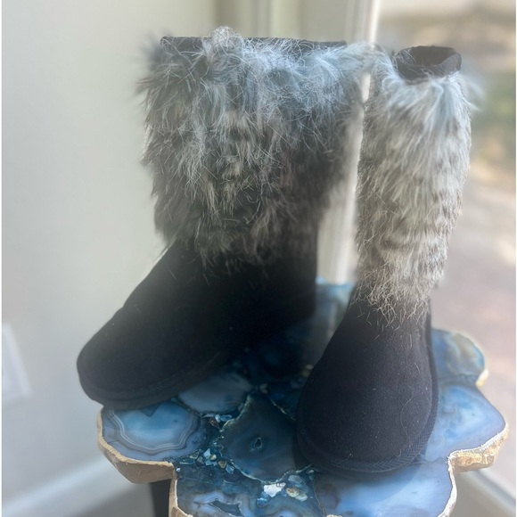 Girls UGG-type black 👢boots with faux fur. Size 1-1.5. Worn once inside home. - Picture 2 of 4